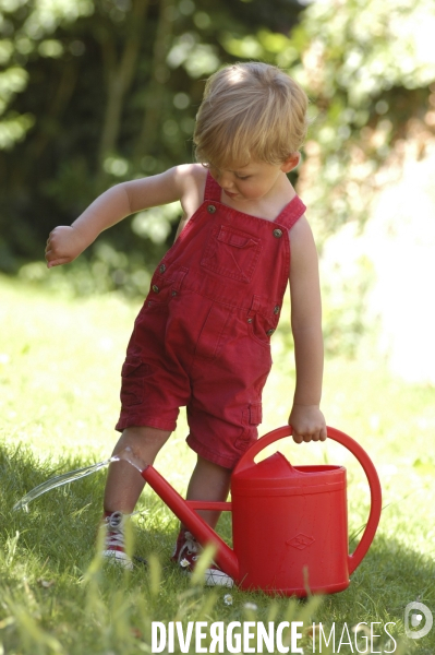 Enfance: aux beaux jours, jouer avec de l eau, dans une bassine, avec des jeux