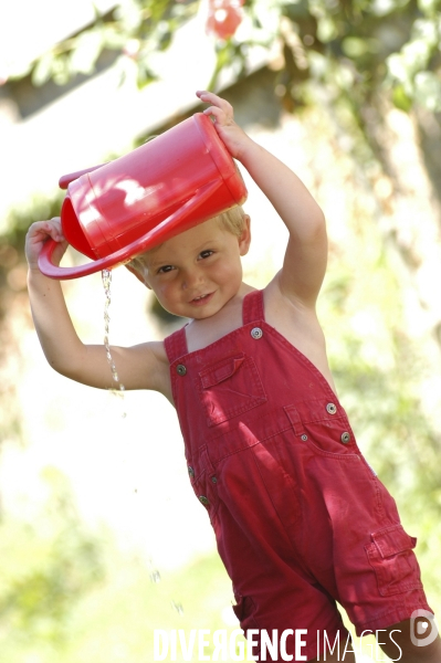 Enfance: aux beaux jours, jouer avec de l eau, dans une bassine, avec des jeux