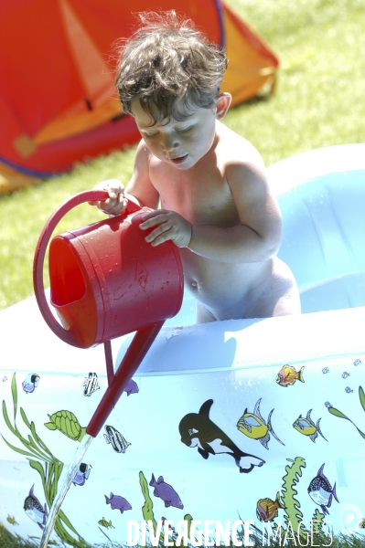 Enfance: aux beaux jours, jouer avec de l eau, dans une bassine, avec des jeux