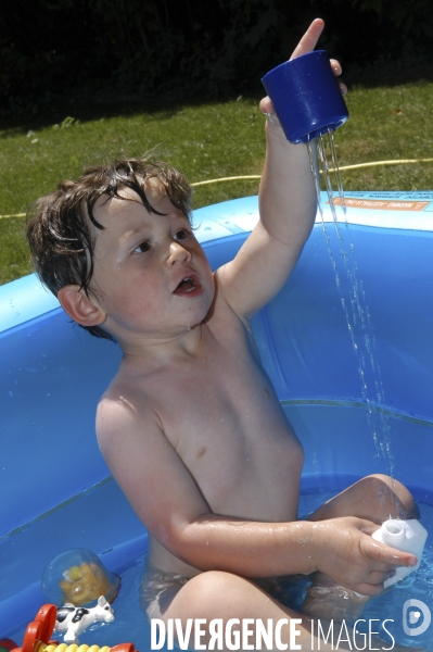 Enfance: aux beaux jours, jouer avec de l eau, dans une bassine, avec des jeux