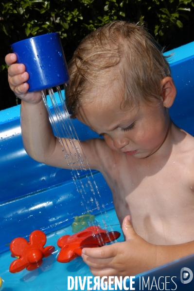 Enfance: aux beaux jours, jouer avec de l eau, dans une bassine, avec des jeux