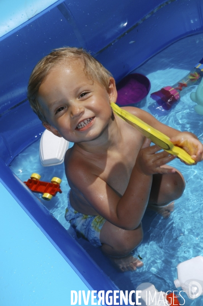 Enfance: aux beaux jours, jouer avec de l eau, dans une bassine, avec des jeux