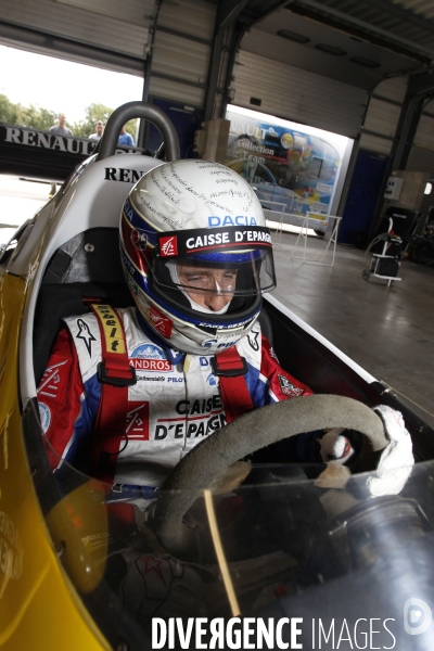Alain Prost au volant d une F1 Renault.
