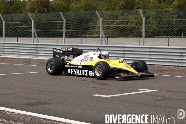 Alain Prost au volant d une F1 Renault.
