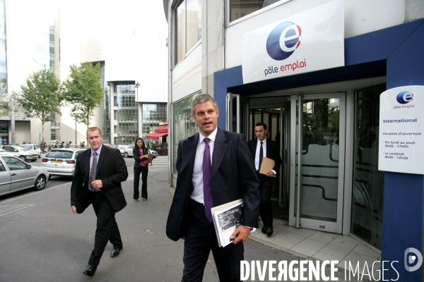 Laurent Wauquiez et Anne Marie Idrac visitant le Pole Emploi International de Paris-Bastille.