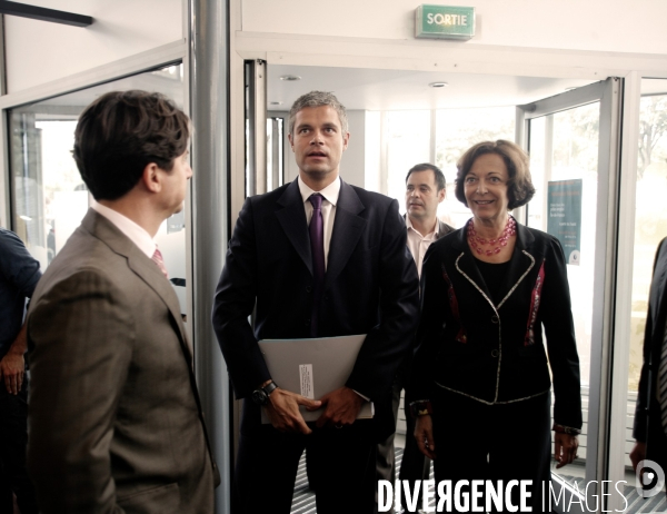 Laurent Wauquiez et Anne Marie Idrac visitant le Pole Emploi International de Paris-Bastille.