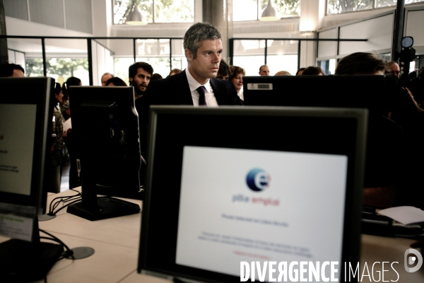 Laurent Wauquiez et Anne Marie Idrac visitant le Pole Emploi International de Paris-Bastille.