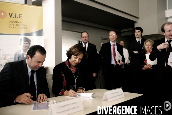 Laurent Wauquiez et Anne Marie Idrac visitant le Pole Emploi International de Paris-Bastille.