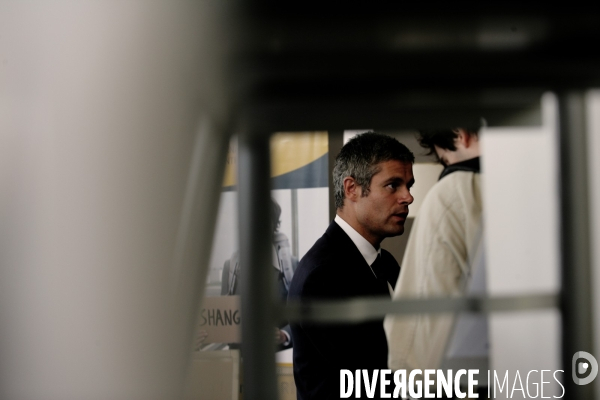 Laurent Wauquiez et Anne Marie Idrac visitant le Pole Emploi International de Paris-Bastille.