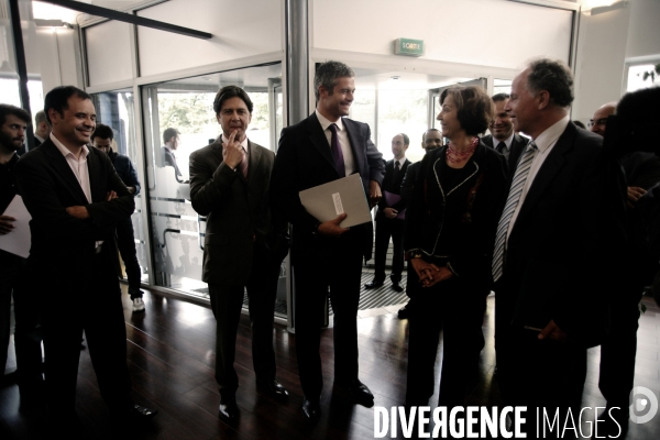 Laurent Wauquiez et Anne Marie Idrac visitant le Pole Emploi International de Paris-Bastille.