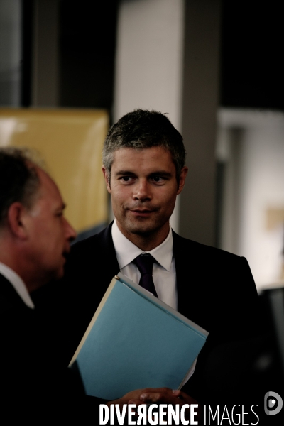 Laurent Wauquiez et Anne Marie Idrac visitant le Pole Emploi International de Paris-Bastille.