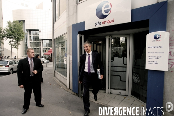 Laurent Wauquiez et Anne Marie Idrac visitant le Pole Emploi International de Paris-Bastille.