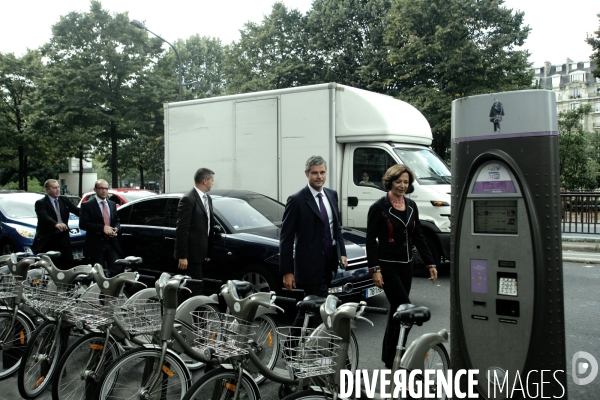 Laurent Wauquiez et Anne Marie Idrac visitant le Pole Emploi International de Paris-Bastille.