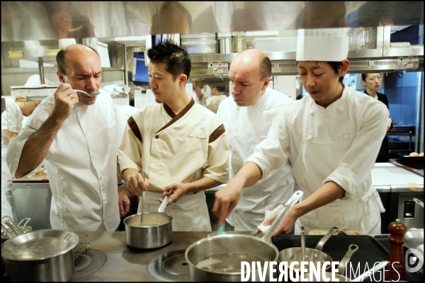 Les frères Jacques et Laurent POURCEL dans leur restaurant Sens & Saveurs de Tokyo