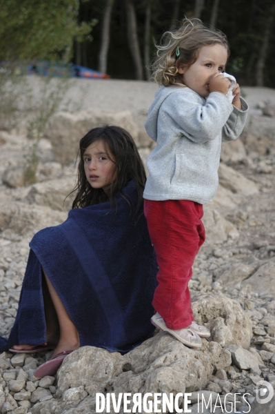 Enfance : portraits d enfants en vacances estivales au soleil. Childhood : children and sun.