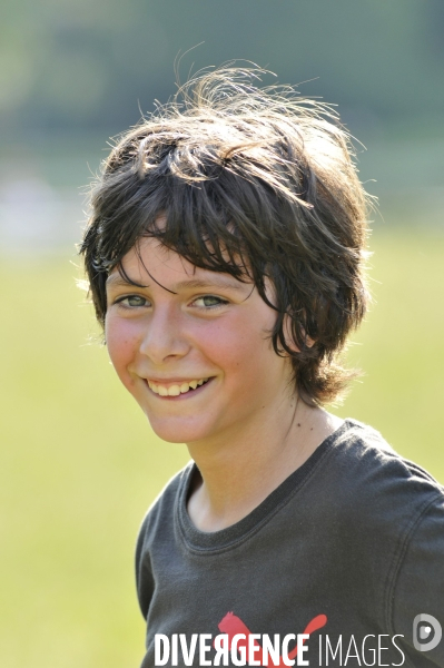 Enfance : portraits d enfants en vacances estivales au soleil. Childhood : children and sun.