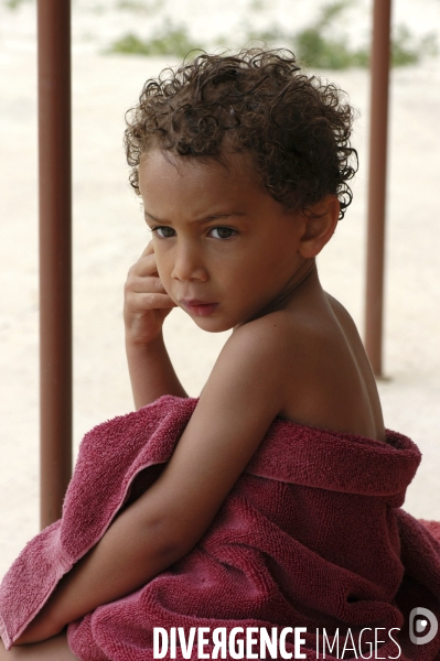 Enfance : portraits d enfants en vacances estivales au soleil. Childhood : children and sun.