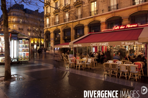 Le  café-philo des Phares, place de la Bastille à Paris