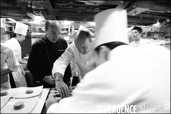 Les frères Jacques et Laurent POURCEL dans leur restaurant Sens & Saveurs de Tokyo