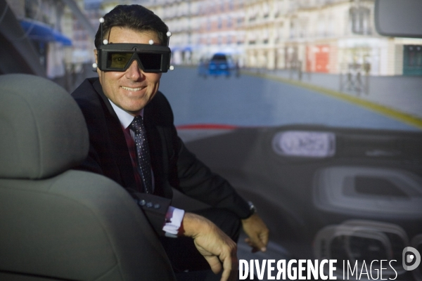 Christian Estrosi, Ministre chargé de l Industrie visite le département de réalité virtuelle du Centre Technique PSA Peugeot Citroen de Velizy en compagnie de Philippe Varin, Président de PSA.