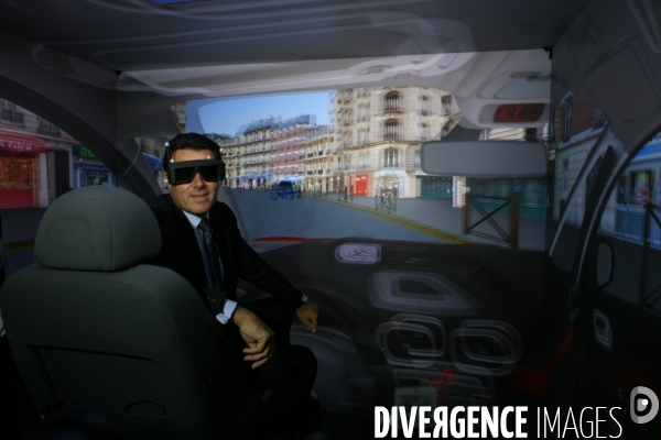 Christian Estrosi, Ministre chargé de l Industrie visite le département de réalité virtuelle du Centre Technique PSA Peugeot Citroen de Velizy en compagnie de Philippe Varin, Président de PSA.