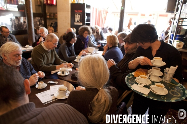 Rendez-vous hebdomadaire du dimanche matin au Café-philo des Phares, place de la Bastille à Paris