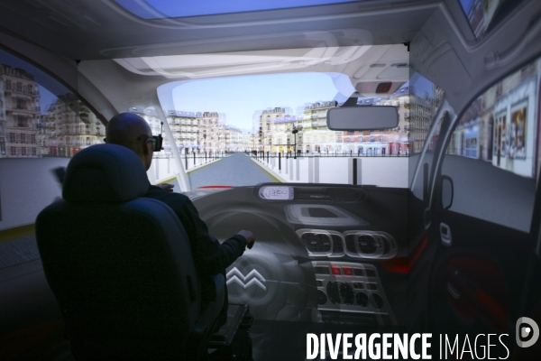 Christian Estrosi, Ministre chargé de l Industrie visite le département de réalité virtuelle du Centre Technique PSA Peugeot Citroen de Velizy en compagnie de Philippe Varin, Président de PSA.