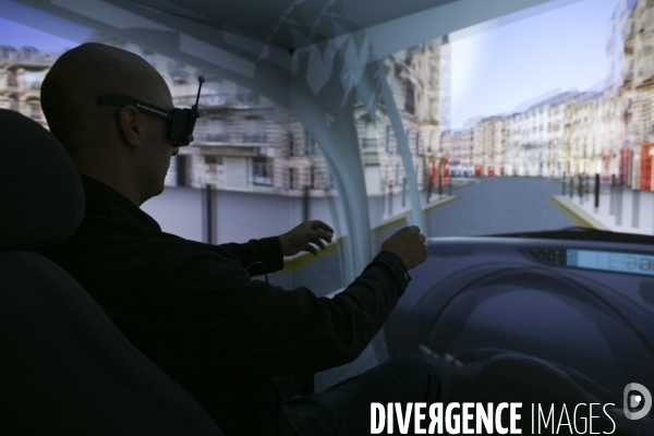 Christian Estrosi, Ministre chargé de l Industrie visite le département de réalité virtuelle du Centre Technique PSA Peugeot Citroen de Velizy en compagnie de Philippe Varin, Président de PSA.