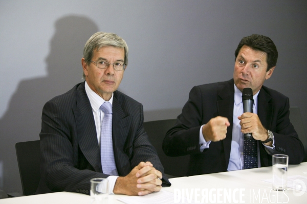 Christian Estrosi, Ministre chargé de l Industrie visite le département de réalité virtuelle du Centre Technique PSA Peugeot Citroen de Velizy en compagnie de Philippe Varin, Président de PSA.