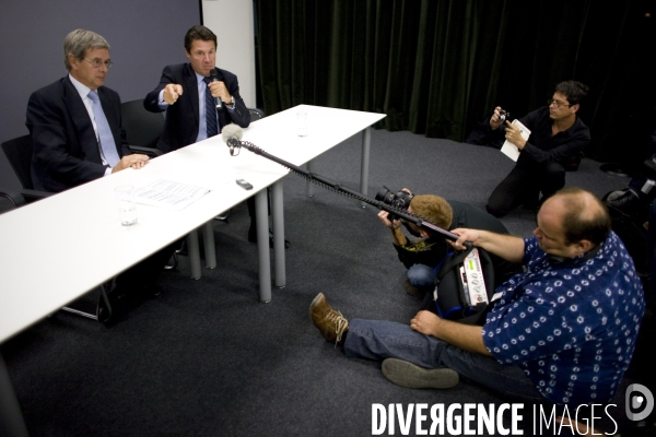 Christian Estrosi, Ministre chargé de l Industrie visite le département de réalité virtuelle du Centre Technique PSA Peugeot Citroen de Velizy en compagnie de Philippe Varin, Président de PSA.
