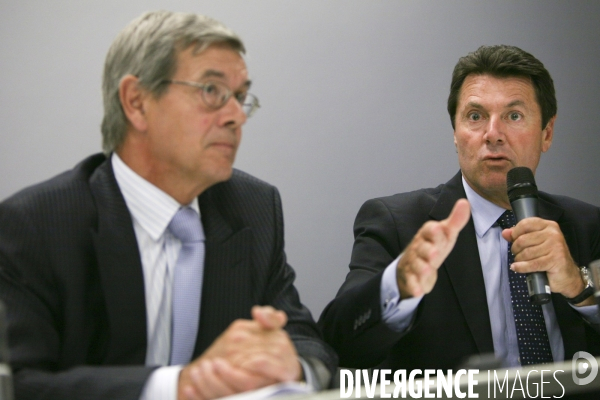 Christian Estrosi, Ministre chargé de l Industrie visite le département de réalité virtuelle du Centre Technique PSA Peugeot Citroen de Velizy en compagnie de Philippe Varin, Président de PSA.