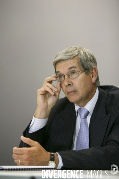 Christian Estrosi, Ministre chargé de l Industrie visite le département de réalité virtuelle du Centre Technique PSA Peugeot Citroen de Velizy en compagnie de Philippe Varin, Président de PSA.