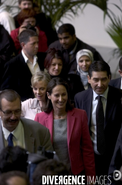 Ségolène Royal implique  le parlement des banlieues  dans la démocratie participative .