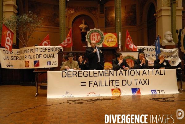 Reunion syndicale des artisants taxis a la Bourse du travail.