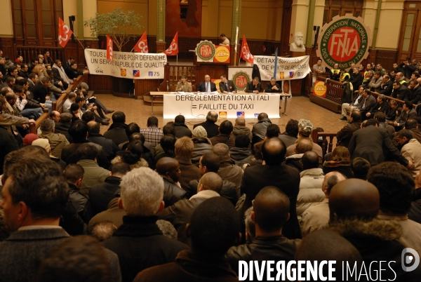 Reunion syndicale des artisants taxis a la Bourse du travail.