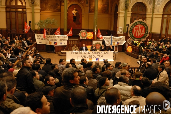 Reunion syndicale des artisants taxis a la Bourse du travail.