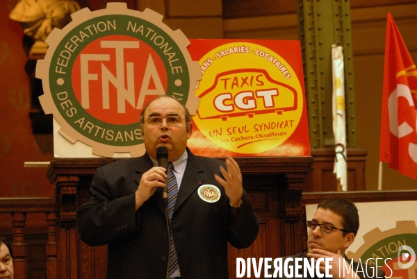 Reunion syndicale des artisants taxis a la Bourse du travail.