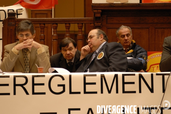 Reunion syndicale des artisants taxis a la Bourse du travail.