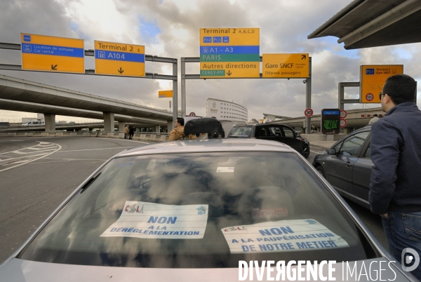 Taxis en greve aeroports bloques