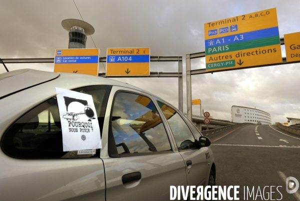 Taxis en greve aeroports bloques