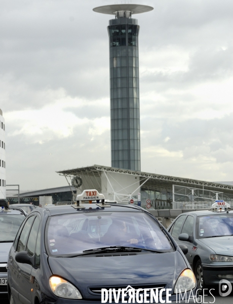 Taxis en greve aeroports bloques