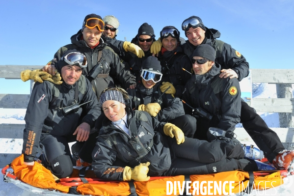 Le ski et les pisteurs secouristes.