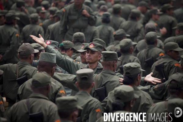 Hugo Chavez avec ses miliciens
