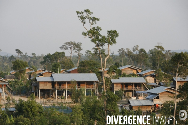 Le réservoir du barrage de Nam Theun 2 et les nouveaux villages construits sur ses rives pour loger les habitants nomades de la forêt.