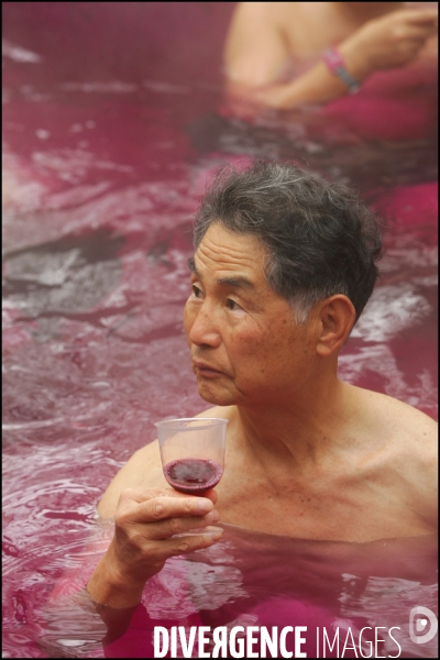 Bain de Beaujolais Nouveau au Japon ( les mêmes au matin ) / Beaujolais Nouveau baths in Japan ( the same in the morning )