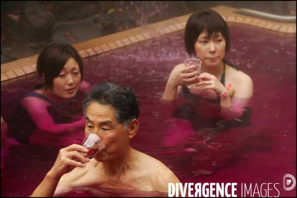 Bain de Beaujolais Nouveau au Japon ( les mêmes au matin ) / Beaujolais Nouveau baths in Japan ( the same in the morning )