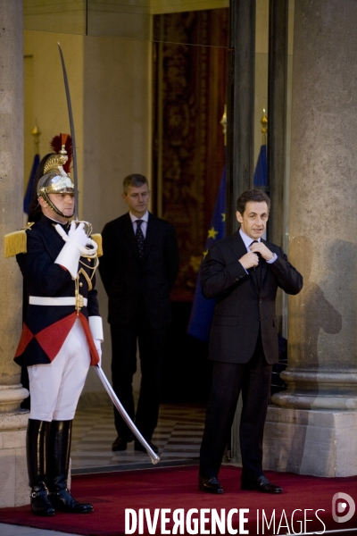 Nicolas Sarkozy reçoit le Président irakien Jalal Talabani au Palais de l Elysée pour sa première visite d Etat en France