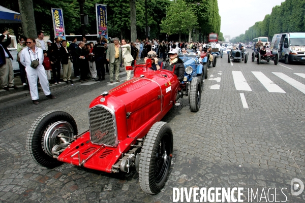 Des voitures de Grand Prix sur les Champs Elysées à Paris.