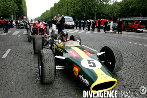 Des voitures de Grand Prix sur les Champs Elysées à Paris.