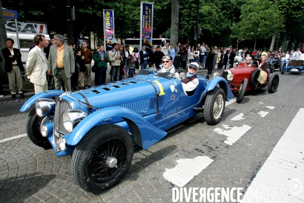 Des voitures de Grand Prix sur les Champs Elysées à Paris.